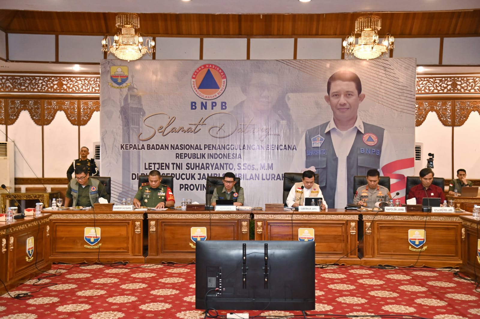 Kepala Badan Nasional Penanggulangan Bencana (BNPB) Letjen TNI Suharyanto (kemeja hijau dengan rompi) saat memberikan arahan pada Rapat Koordinasi Kebakaran Hutan dan Lahan Provinsi Jambi Tahun 2023, di Kantor Dinas Gubernur Jambi, pada Selasa (18/7).